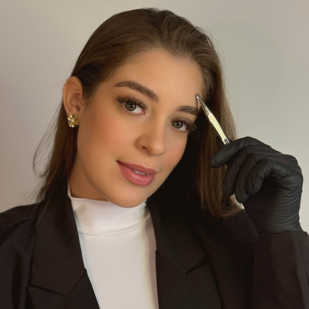 Lohana Milani, designer de sobrancelhas